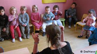 Kinder singen im Kindergarten (Foto: DW)
