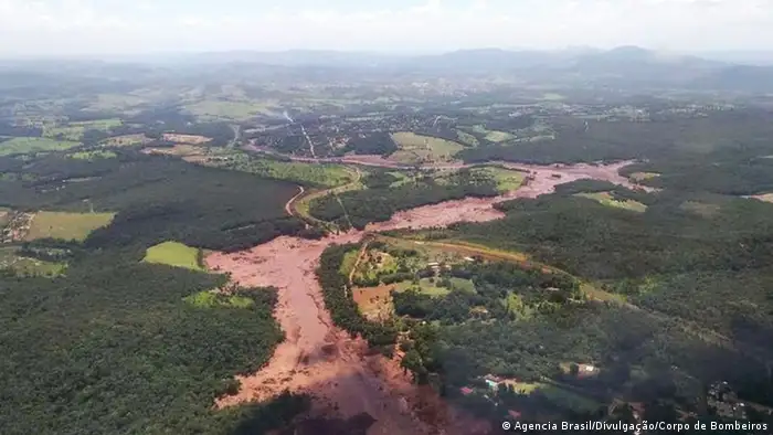 Schlammwelle nach Dammbruch in Eisenerzmine Brasiliens