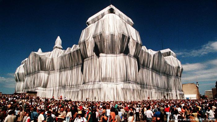 People standing around the wrapped Reichtags building (picture-alliance/dpa/W. Kumm)