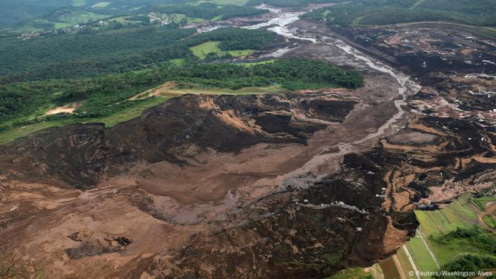 Vista aérea da barragem de Brumadinho após o desastre