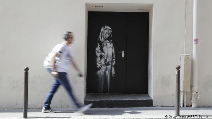 Frankreich, Paris: Kunstwerk von Banksy am Bataclan