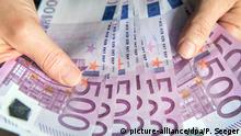 ARCHIV - 27.06.2015, Baden-Württemberg, Freiburg: ILLUSTRATION - Eine Frau zählt 500-Euro-Geldscheine. Trotz langjähriger Hochkonjunktur schaffen es die Kommunen in Nordrhein-Westfalen nicht, sich aus eigener Kraft von ihrer milliardenschweren Altschuldenlast zu befreien. Vor allem strukturschwache Städte mit hohen Sozialausgaben hätten Sorge, endgültig von der guten wirtschaftlichen Entwicklung abgehängt zu werden, sagte der Vorsitzende des Städtetags NRW, Hamms Oberbürgermeister Hunsteger-Petermann der Deutschen Presse-Agentur in Düsseldorf. Foto: Patrick Seeger/dpa +++ dpa-Bildfunk +++ | Verwendung weltweit