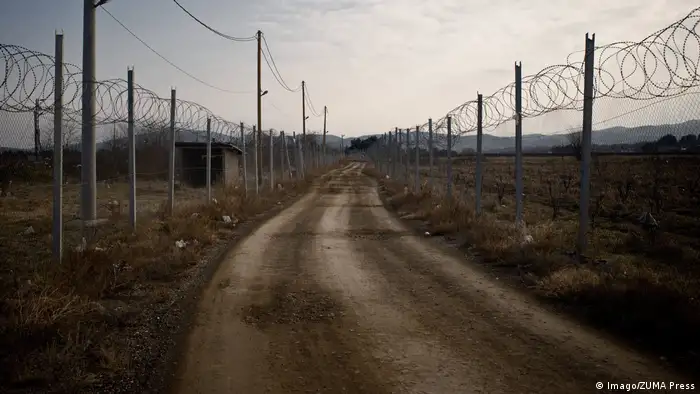 Cercas de alambres separan las fronteras de Grecia y Macedonia del Norte.