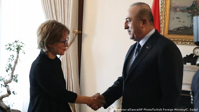 UN human rights expert Agnes Callamard shakes hands with Turkish Foreign Minister Mevlut Cavusoglu in Ankara (pictur-alliance/AP Photo/Turkish Foreign Ministry/C. Ozdel)