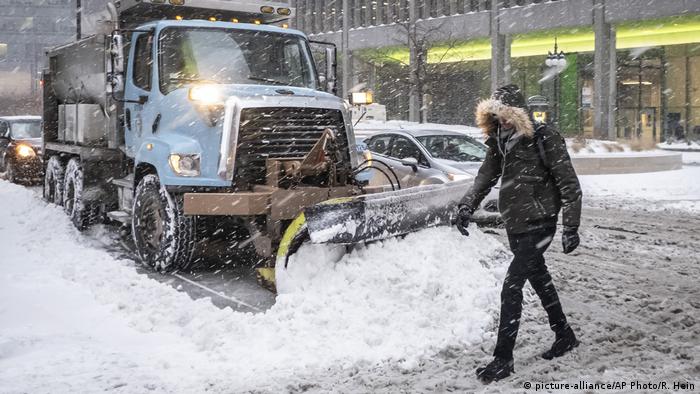 Погода вплинула на інші важливі служби. Поштова служба США була вимушена призупинити доставку пошти в деяких частинах штатів Індіана, Мічиган, Іллінойс, Огайо, Айова, Дакота і Небраска. Американський Червоний Хрест був змушений тимчасово призупинити збір донорської крові.
