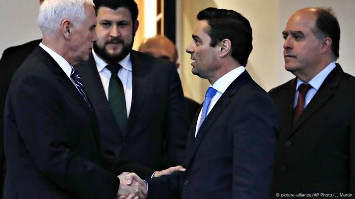 El secretario de Estado estadounidense, Mike Pence, estrecha la mano de Carlos Vecchio, representante de Guaidó en Estados Unidos (29.01.2019)