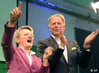 Top candidates Juergen Trittin, right, and Renate Kuenast of the Greens, Buendnis 90/Die Gruenen are seen after the German general elections in Berlin, Sunday Sept. 27, 2009. (AP Photo/Eckehard Schulz)
