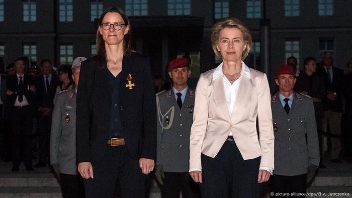 Verteidigungsministerin von der Leyen (r.) und die frühere Staatsekretärin Katrin Suder (Archivbild)