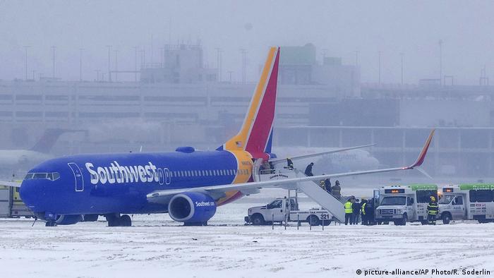 Погода спричинила хаос в аеропортах і на залізниці. Більш ніж 1800 рейсів було скасовано у двох головних аеропортах Чикаго. В аеропорту О'Хара в Чикаго наземним бригадам було дозволено перебувати просто неба не більше 15 хвилин, що призвело до затримки в обслуговуванні літаків.