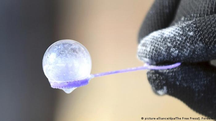 Коли температура опускається нижче -35 градусів за Цельсієм, вода замерзає майже миттєво. На фото: хтось спробував зробити бульбашку, яка водночас перетворилась на крижану кульку. 