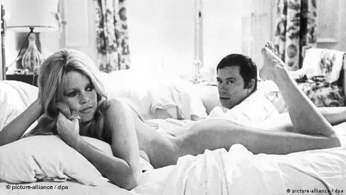 Die französische Schauspielerin Brigitte Bardot mit Maurice Ronet in einer Szene des Films Oh, diese Frauen aus dem Jahr 1969. (Foto: Picture-alliance)