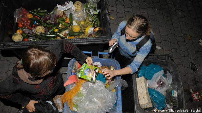 Dos mujeres recolectando basura en un supermercado de Berlín. 