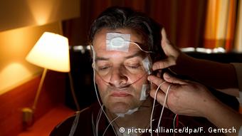 Με ηλεκτρόδια στο πρόσωπο των ασθενών οι ειδικοί καταγράφουν εγκεφαλικά κύματα, συσπάσεις μυώνων και κινήσεις των ματιών