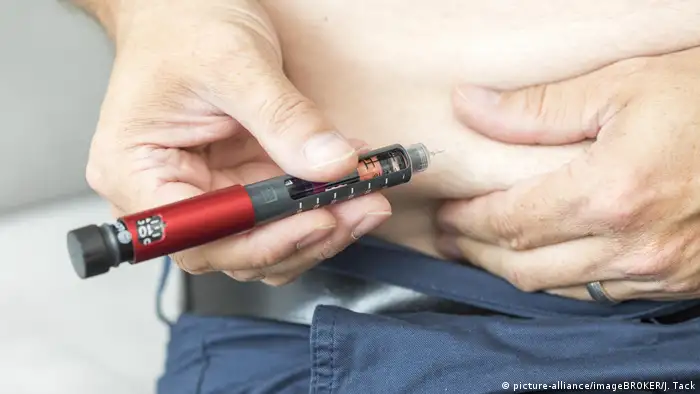 Injektion von Insulin mit einem Injektor (picture-alliance/imageBROKER/J. Tack)