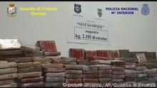 31.01.2019 +++ This frame made from video provided by the Italian Finance Police Thursday, Jan. 31, 2019 shows a shipment of confiscated 2.1 tons of cocaine, in Genoa, Italy, on Jan. 23, 2019. Authorities in Spain and Italy say they have seized a container concealing 2.1 tons of Barcelona-bound cocaine in the Italian port of Genoa, as part of one of the largest drug hauls there in recent years. (Guardia di Finanza via AP) |