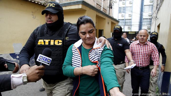 La ex primera dama de Honduras, Rosa Elena Bonilla, es escoltada por la policía a una estación de policía en Tegucigalpa, Honduras (28.02.2018)