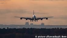 08.11.2018, Hessen, Frankfurt/Main: Ein Airbus A380 der Asiana Airline befindet sich im Landeanflug auf den Flughafen Frankfurt. Foto: Silas Stein/dpa | Verwendung weltweit