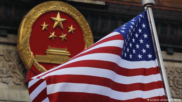Während einer Begrüßungszeremonie in der Großen Halle des Volkes in Peking wird neben dem chinesischen Emblem eine amerikanische Flagge gezeigt