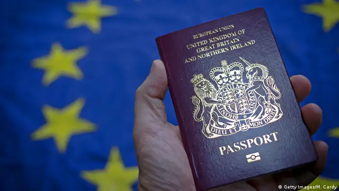 Brexit Reisepass Großbritannien vor EU-Flagge