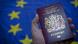 Brexit Reisepass Großbritannien vor EU-Flagge Brexit Reisepass Großbritannien vor EU-Flagge