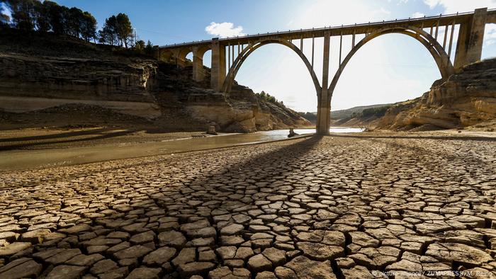 Pero la sequía no solo afecta a países en desarrollo. En España, la desertificación avanza a pasos agigantados. La causa es la industria turística. Se construyen grandes hoteles, para lo cual a menudo se talan bosques enteros. El suelo pierde su sostén y se erosiona, por no hablar de las superficies que se cubren de cemento. También la región de Guadalajara, cerca de Madrid, sufre por eso.