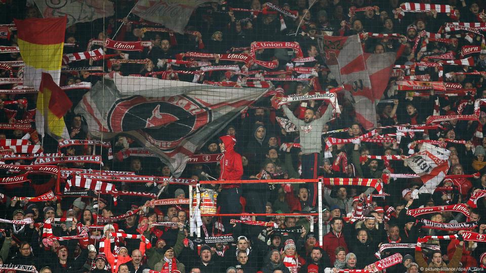 How does safe standing work in Germany? – DW – 02/07/2020