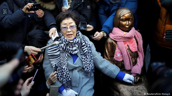 Die frühere Trostfrau Lee Yong-soo Anfang Februar in Seoul neben einer Bronzefigur, die an das Schicksal der koreanischen Sexsklavinnen erinnern soll Foto: Reuters/Kim Hong-Ji )