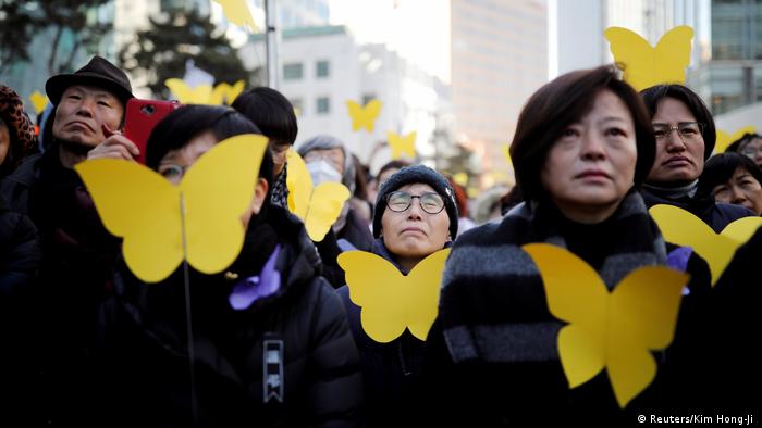 Bei der Beerdigung einer Trostfrau tragen die Trauernden gelbe Papierschnitte in Schmetterlingsform (Fotlo: Reuters/Kim Hong-Ji )