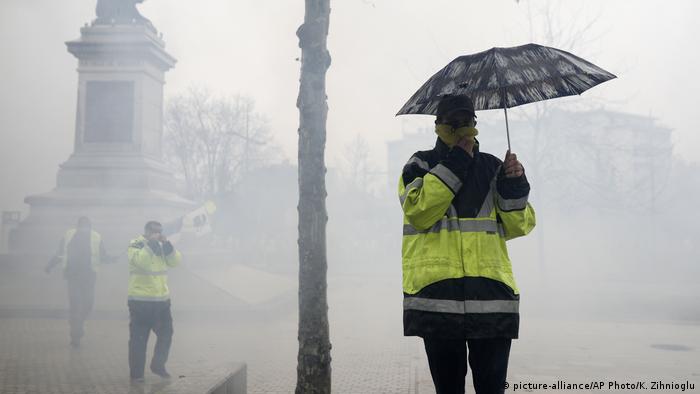 Police in Valence, France (picture-alliance/AP Photo/K. Zihnioglu)