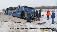 03.02.2019, Russland: KALUGA REGION, RUSSIA - FEBRUARY 3, 2019: Rescue workers at the site of a bus crash that killed at least four people. The bus carrying 47 passengers including 31 children overturned and landed in a ditch. Russian Emergencies Ministry press office/TASS Foto: Tass/TASS/dpa |