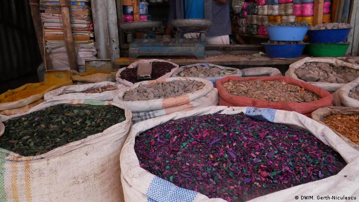 Sacks of colorful spices at Merkato market in Ethiopia (DW/M. Gerth-Niculescu)