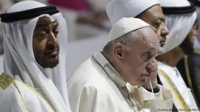 Papst Franziskus in Abu Dhabi (picture-alliance/dpa/A. Medichini)