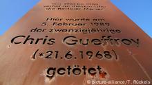 Stele für Chris Gueffroy, den letzten Mauertoten in Berlin # Eine Stele am Britzer Verbindungskanal erinnert an Chris Gueffroy. Der 20-jährige Kellner war am 5. Februar 1989 bei einem Fluchtversuch erschossen worden und das letzte Opfer der Berliner Mauer. Foto: Thilo Rückeis | Verwendung weltweit