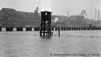 Deutschalnd Berlin Wachtturm in der Spree 1963