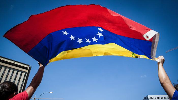 Protesters gather to hear Juan Guaido speak at a rally in the heart of Venezuelas capital, in Caracas, Venezuela, on February 2, 2019 (picture-alliance/D. Hook)