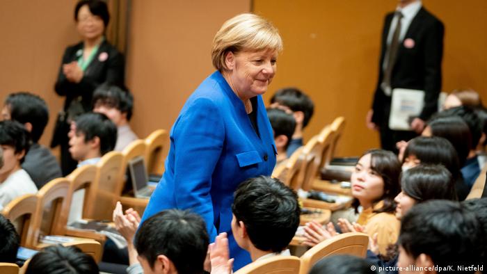 Angela Merkel leaves a discussion with students at Tokyo's Keio University, 05.02.2019.