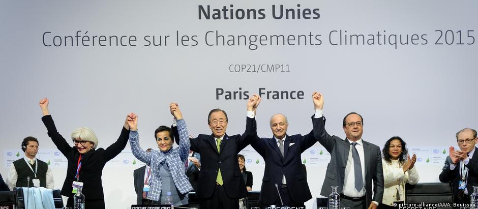 Líderes celebram a adoção do Acordo de Paris, em 2015