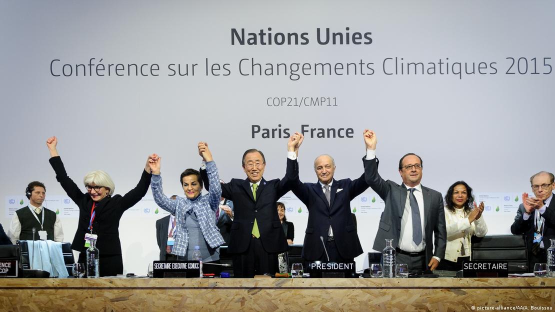 Da esquerda para a direita: a embaixadora francesa Laurence Tubiana, a secretária da UNFCCCC Christiana Figueres, o secretário-geral da ONU Ban Ki Moon, o presidente da COP21 Laurent Fabius e o presidente francês François Hollande; foto de 2015 Da esquerda para a direita: a embaixadora francesa Laurence Tubiana, a secretária da UNFCCCC Christiana Figueres, o secretário-geral da ONU Ban Ki Moon, o presidente da COP21 Laurent Fabius e o presidente francês François Hollande; foto de 2015
