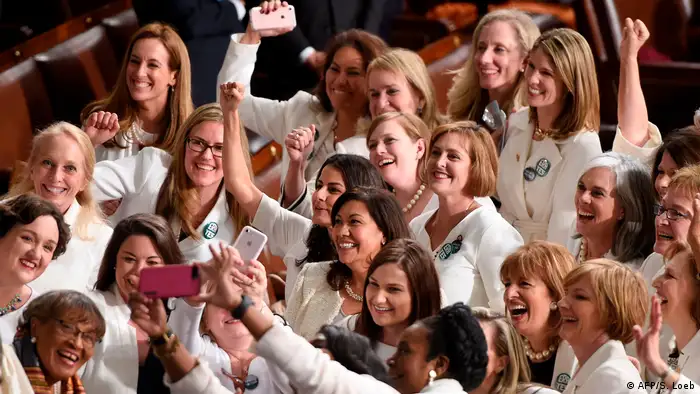 USA Ansprache zur Lage der Union in Washington - Kongressfrauen in weiß