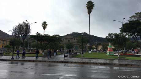 Peru Central-Platz in Cajamarca (DW/C. Chimoy)