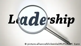 Lupe vergrössert das Wort Leadership