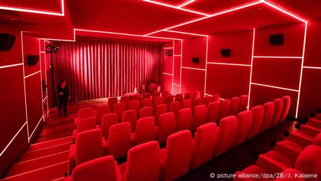 Kino Delphi Lux, Zuschauerraum mit Lichtdesign (picture-alliance/dpa/ZB/J. Kalaene)