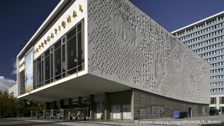 Kino International Berlin, Fassade (picture-alliance/imageBROKER/T. Robbin)