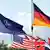 Drapelul NATO alături de cele ale Germaniei, SUA și altor țări