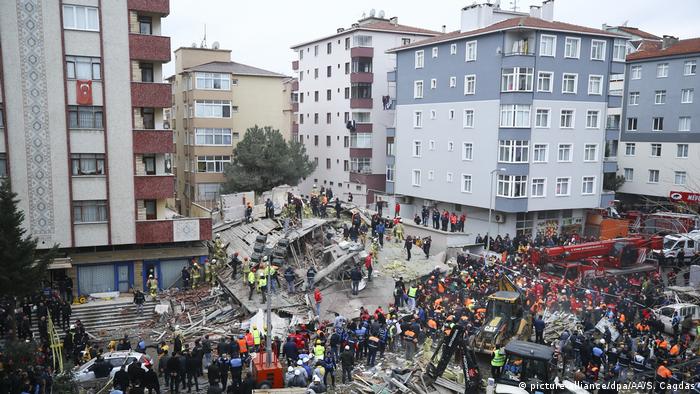 Türkei | Mehrstöckiges Haus in Istanbul eingestürzt