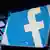 Смартфон с логотипом Facebook и клавиатура