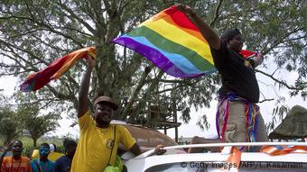 Le drapeau arc-en-ciel brandi lors du premier rassemblement de la fierté gay en Ouganda en 2014 