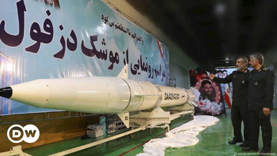 Iran Unveils New Ballistic Missile – DW – 02/08/2019