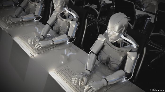 Роботы работают за компьютерами