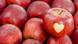 Roter Apfel mit Herz liegt auf roten Apfeln Roter Apfel mit Herz liegt auf roten Apfeln